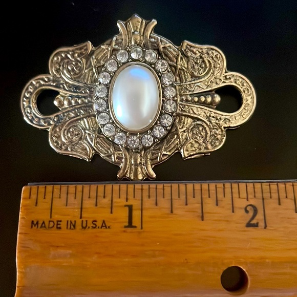Vintage Renaissance Style Pearl and Rhinestone Gold Brass Brooch - Picture 8 of 9
